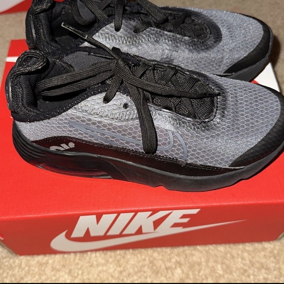 Kids NIKE AIR MAX 2090 (PS). Size 13c - Picture 2 of 6